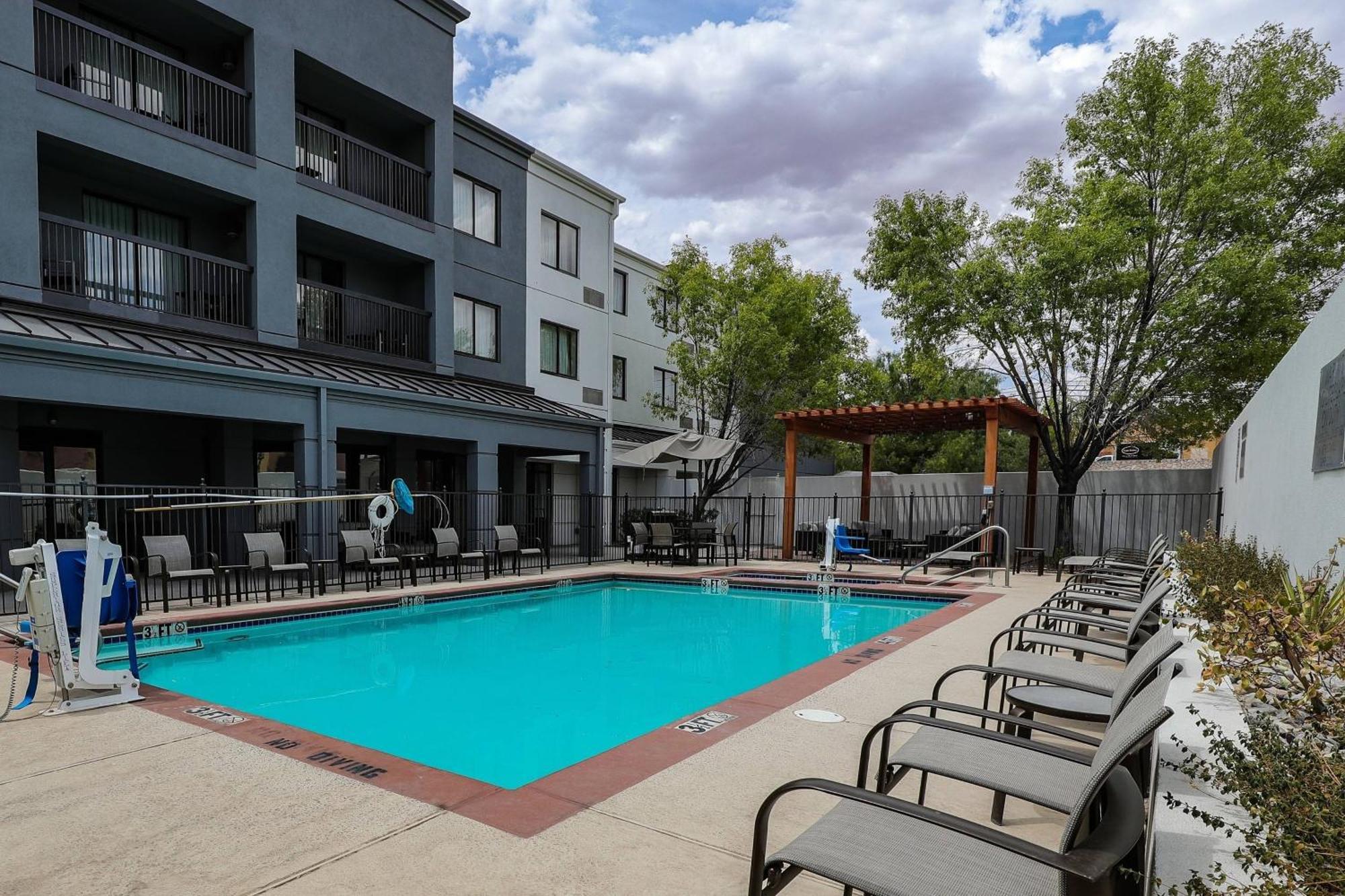 Courtyard El Paso Airport Hotel Exterior photo